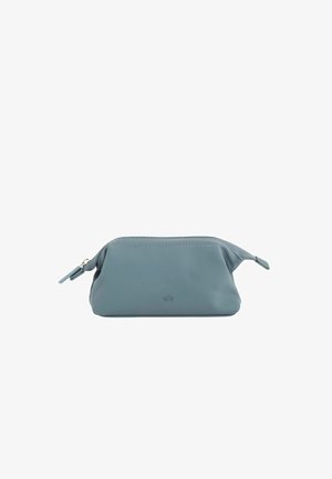 Petite pochette en cuir bleu clair avec fermeture éclair et petit logo embossé sur le devant, présentée sur fond blanc.