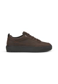 Sneakers in pelle marrone con suola in gomma nera, punta rotonda e lacci piatti. Presentano cuciture sottili e il logo sul lato.