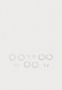 Σετ ασημένιων σκουλαρικιών που περιλαμβάνει τρία ζεύγη κρίκων, δύο σχέδια με καρφίτσα και δύο μεταλλικά αξεσουάρ, με διάφορες υφές και φινιρίσματα.