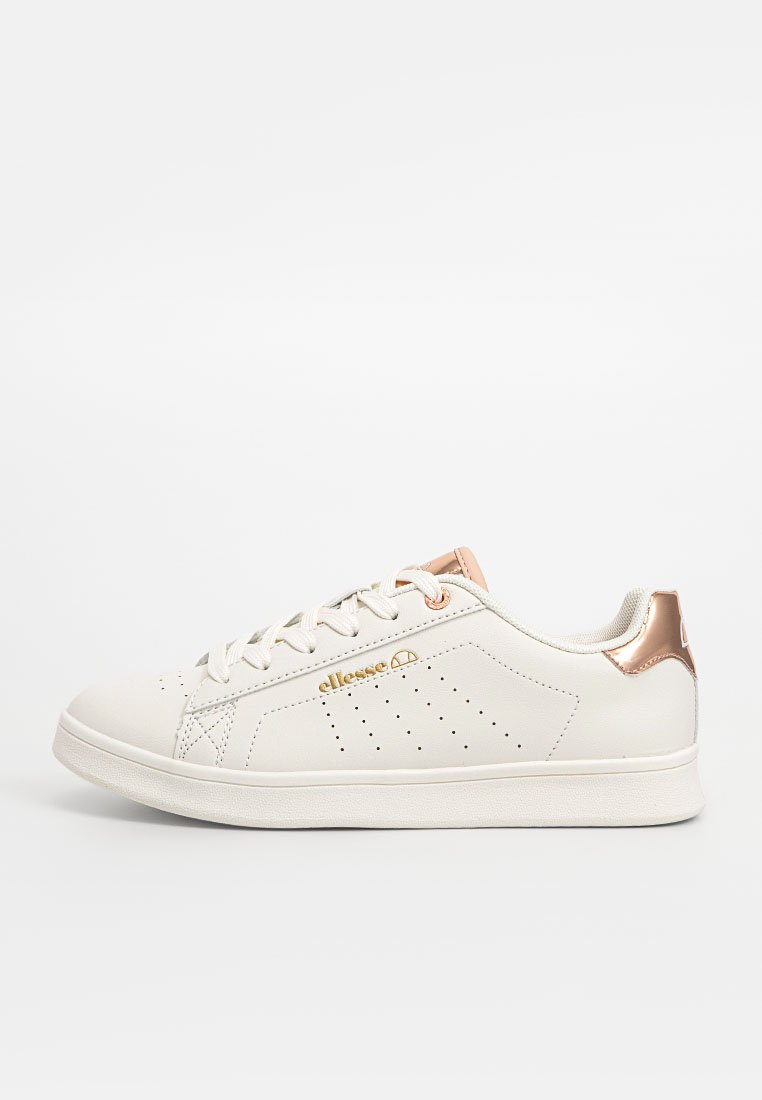 Sneaker en cuir blanc avec un design perforé, accents or rose au talon et lacets plats. Texture lisse et forme minimaliste.