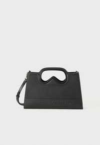 Borsa a mano nera strutturata in pelle testurizzata. Presenta un manico distintivo e il logo "KARL LAGERFELD" impresso alla base.