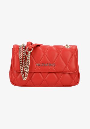 Rote gesteppte Lederhandtasche mit einem silbernen Kettengurt. Verfügt über eine Klappe zum Umschlagen und das "VALENTINO"-Logo in Silber auf der Vorderseite.