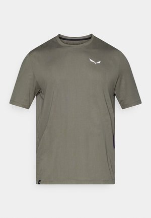 Oliwkowa koszulka z krótkim rękawem wykonana z teksturowanej tkaniny, z okrągłym dekoltem i małym białym logo na piersi.