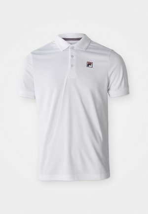 Balta polo krekls, kas izgatavots no gluda, elpojoša auduma. Tam ir pogājams apkakle un neliels logotips kreisajā krūtī. Īsas piedurknes.