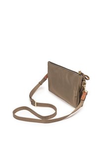 Borsa a tracolla verde oliva realizzata in tessuto liscio con zip dorata, dettagli in pelle e tracolla regolabile. Design rettangolare, profilo piatto.