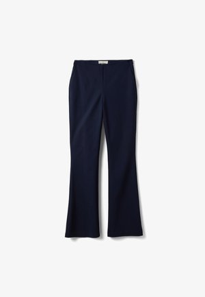 Pantaloni a zampa da donna color blu navy con tasche laterali e vita media, mostrati distesi su uno sfondo bianco.