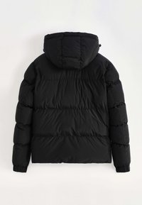 Doudoune noire avec capuche, présentant un design matelassé, des poignets élastiques et une texture lisse. Le dos est uni, sans logos visibles.