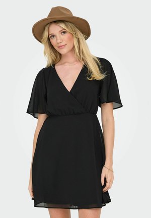 Robe noire à manches courtes en voile flottantes et décolleté en V. Tissu lisse avec une jupe évasée et des détails de drapés subtils.
