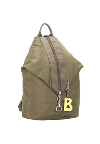 Sac à dos vert olive de forme triangulaire, en nylon. Il dispose d'une fermeture éclair marron, de quincaillerie en métal et d'un porte-clés en forme de lettre "B" jaune.