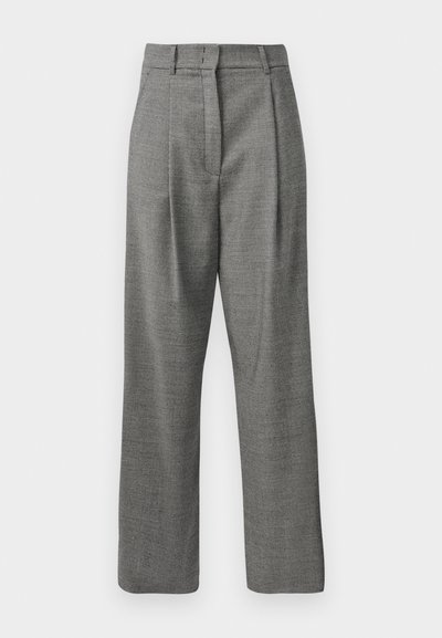 Pantalons gris taille haute avec un petit motif à carreaux, plis avant, passants de ceinture et jambes droites sur fond blanc.