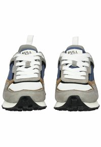 Grijze, blauwe en witte sneakers met een combinatie van suède en mesh materialen, witte veters, zwarte accenten en een gestructureerde rubberen zool.