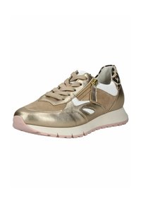 Metallisch goldene Sneaker mit einer Mischung aus glatten und strukturierten Materialien, rosa Sohle, weißen Akzenten und einem Leopardenmuster-Detail an der Ferse.