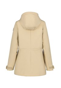 Beige vandtæt jakke med hætte, der har en glat tekstur, skræddersyet pasform og justerbare manchetter. Bagfra vises et minimalistisk design.