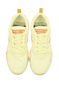 Gelbe Netzsneaker mit orangefarbenen Akzenten, runder Zehenpartie und strukturiertem Sohlenprofil. Ausgestattet mit Schnürverschluss und Etikett an der Zunge.