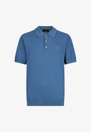 Sinine lühikeste varrukatega polo-särk, millel on kolm nuppu ja vasakul rinnal väike tikitud logo.