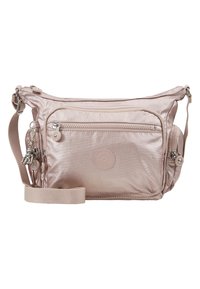 Jasnoróżowa torba na ramie z wieloma zamykanymi na zamek kieszeniami, regulowanym paskiem i małym breloczkiem w kształcie małpki przypiętym z boku.