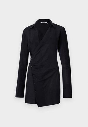 Sort langærmet skjorte i let materiale, med omslagdesign, frontknapper og spids krave. Glat tekstur med subtil glans.