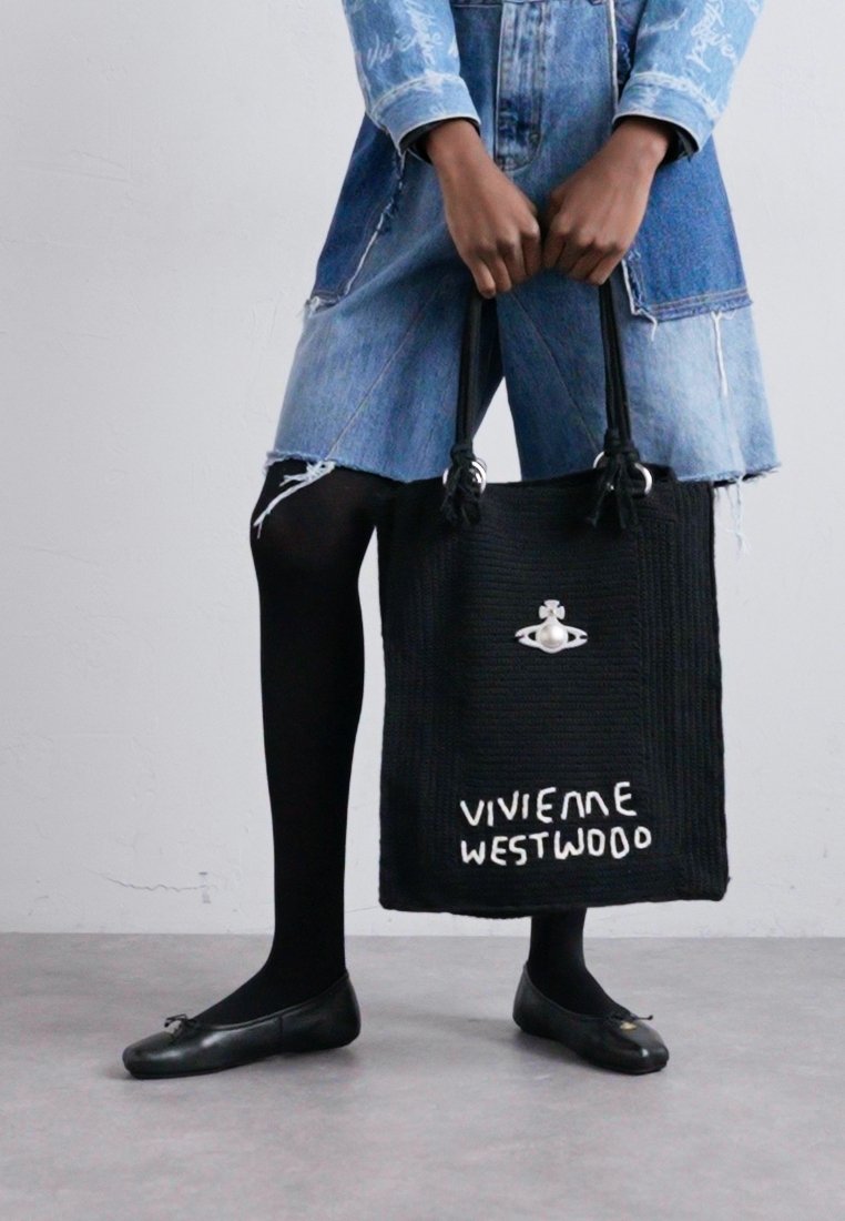 ＜Vivienne Westwood＞ ラージ Mabel クロシェ トートバッグ Vivienne Westwood: ブラック ラージ Mabel クロシェ トート