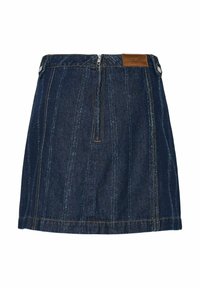 Mini falda de mezclilla azul oscura con costuras verticales, cremallera trasera, tabuladores con botones en la cinturilla y una pequeña etiqueta de marca de cuero marrón.