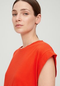 s.Oliver MIT VOLANTS - Robe de jour - dunkelorange