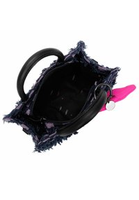 Denim tas met rafelige randen, zwarte leren handvatten en een roze binnenkant. Heeft een ritsvak en een gevoerde binnenzijde met kleine motieven.