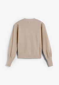 Suéter beige de pull con mangas largas y abullonadas. Textura suave y puños acanalados. Cuello redondo. Tejido de punto suave, detalles de diseño mínimos.