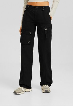 Pantalons cargos noirs avec de multiples poches, fermeture éclair avant et fermetures à pression. Fabriqués à partir d'un tissu durable avec une coupe décontractée et des jambes droites.
