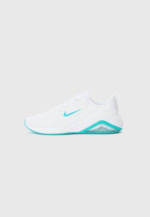 Biały sportowy sneaker z turkusowym logo Nike i akcentami na podeszwie, z widoczną amortyzacją powietrzną na pięcie, przedstawiony na jednolitym tle.