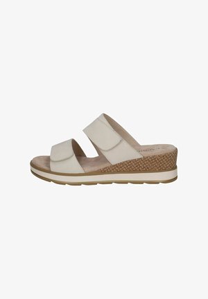 Las sandalias de cuña beige presentan dos correas ajustables, una parte superior suave similar al ante, un acento de corcho texturizado y una suela de goma para mayor tracción.