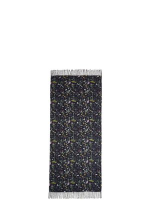 Sort mønstret tørklæde med blomster- og botanikmotiver, frynsede kanter og en blød tekstur. Har rektangulære mål med livlige farver.