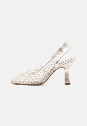 Dames slingback pumps met hoge hak, metallic afwerking en open mesh-design op het bovenwerk, spits toelopende neus en een middenhoge, gebogen hak.