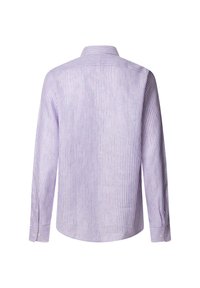 Camisa de manga larga a rayas moradas claras con cuello abotonado, que presenta líneas verticales en un tono más oscuro y puños de un solo botón.