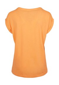 Vue arrière d'un t-shirt orange uni à manches courtes avec revers roulés et coupe ample sur fond blanc.