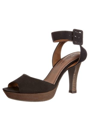 Czarne zamszowe sandały na wysokim obcasie, z otwartym noskiem, paskiem na kostkę z klamrą oraz teksturowaną brązową platformą.