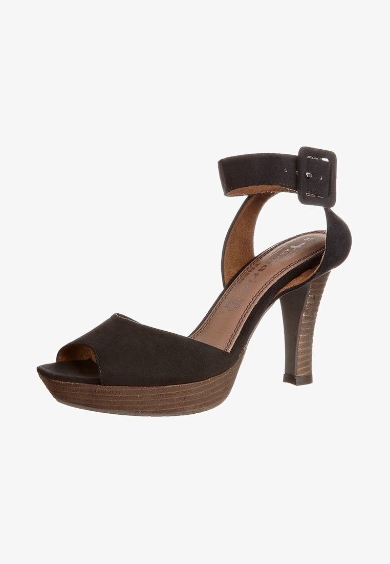 Sandale à talons hauts en suède noir, avec un bout ouvert, une sangle à la cheville avec boucle, et une plateforme brun texturé.