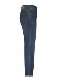 Donkerblauwe slim-fit jeans met vijf zakken, opgerolde mouwen en een leren merkembleem op de tailleband in een zijaanzicht.