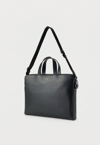 Μαύρη δερμάτινη τσάντα tote με κομψό ορθογώνιο σχήμα, επάνω λαβές και ρυθμιζόμενο ιμάντα ώμου. Διαθέτει διακριτικό λογότυπο στο μπροστινό μέρος.