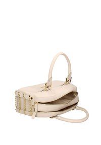 Borsa a tracolla in pelle color crema con hardware dorato, doppio manico e compartimento con zip. Presenta dettagli a catena sui lati.