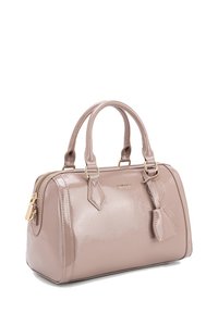 Borsa a tracolla in vernice beige con doppi manici, dettagli in oro e chiusura con zip. Presenta una base piatta e un piccolo tassello decorativo.