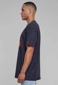 Upscale by Mister Tee GOOD FOR HEALTH OVERSIZE  - T-shirts med print - black acid washed