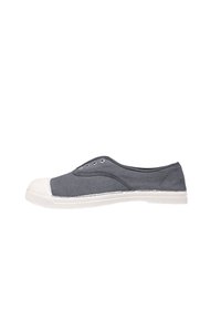 Baskets en toile grises avec un embout et une semelle en caoutchouc blancs, dotées d'un laçage, de détails de couture minimalistes, d'une structure plate et d'une texture lisse.