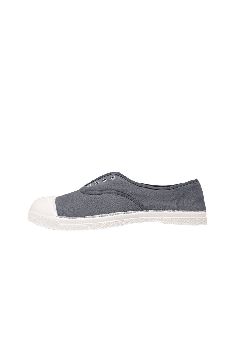 Baskets en toile grises avec un embout et une semelle en caoutchouc blancs, dotées d'un laçage, de détails de couture minimalistes, d'une structure plate et d'une texture lisse.