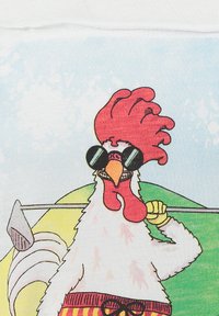 Camiseta blanca con un colorido pollo de dibujos animados que lleva gafas de sol negras, sosteniendo un palo de golf, con una cresta rosa y pantalones cortos a rayas.