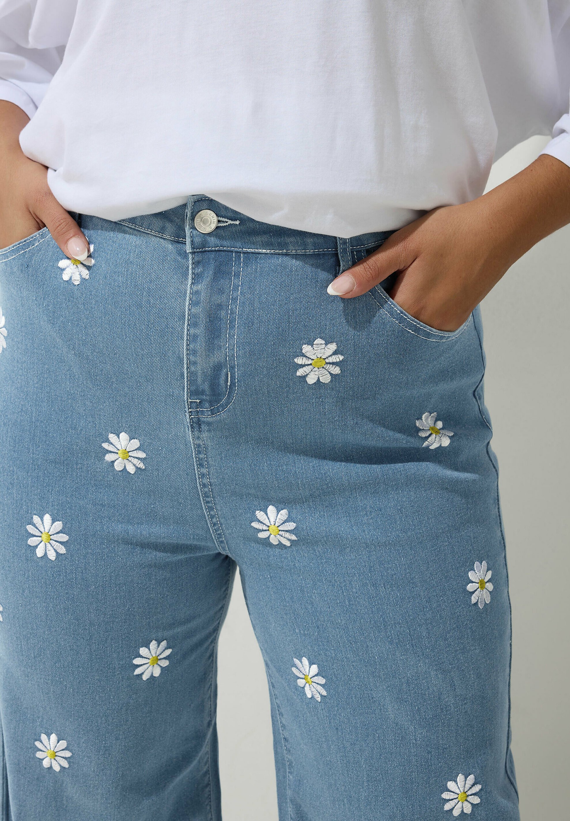 Yours Clothing DAISY EMBROIDERED WIDE - Relaxed fit jeans - blue