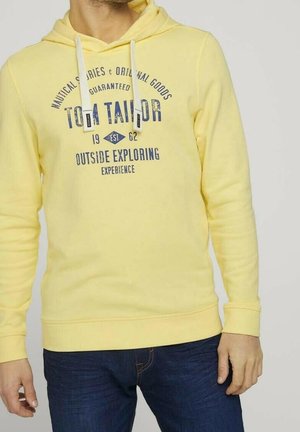 Żółta bluza z kapturem z troczkami, z niebieskim nadrukiem i tekstem na przodzie, wykonana z miękkiego, teksturowanego materiału.