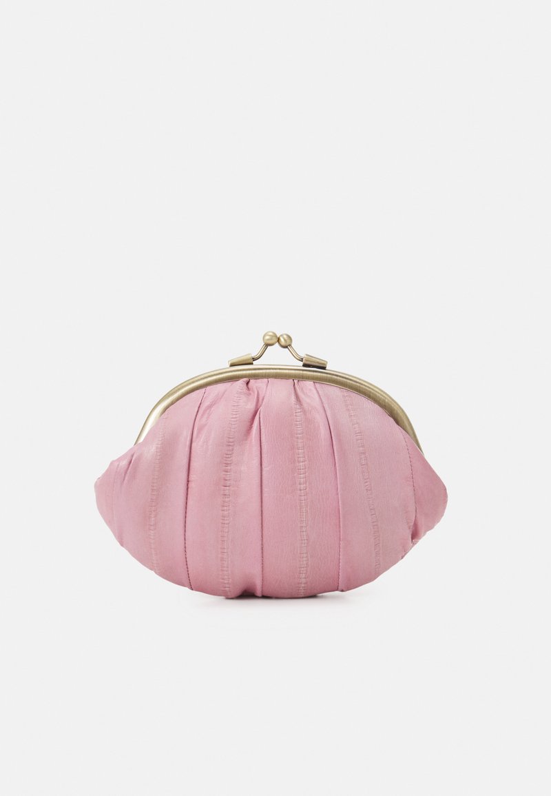 Rosa sateng clutch med plissert tekstur, rund form, og en lukking i gullfarget metall med to små kuler på toppen.