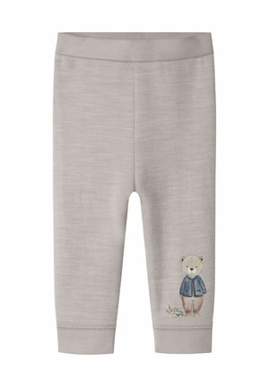 Hellgraue Baby-Leggings mit einem elastischen Bund und einem kleinen Teddy, der in Jacke und Hose nahe dem linken Knöchel bedruckt ist.