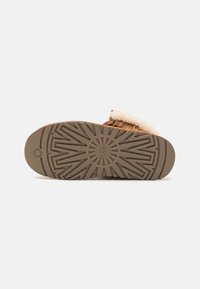 UGG FUNKARRA CABIN CUFF - Ankle boots - chestnut