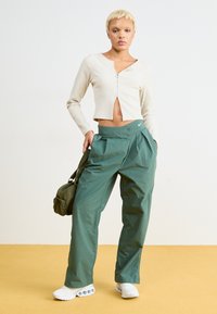 Nike Sportswear TROUSER  - Tygbyxor - vintage green/light army