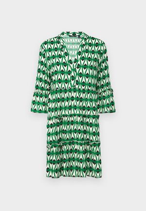 Zielona sukienka w wzory z dekoltem w serek, z trzema ćwierć rękawami, warstwowym falbanami i geometrycznym wzorem liści w różnych odcieniach zieleni i czerni.